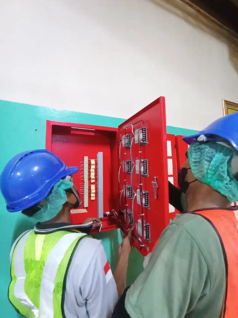 Proses pemasangan panel control fire alarm system (1)